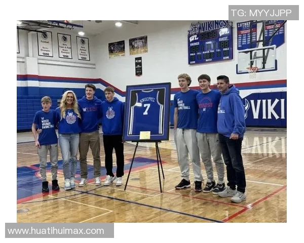 克尼佩尔高中展示母校球衣寄托希望期待他成为学生们的榜样