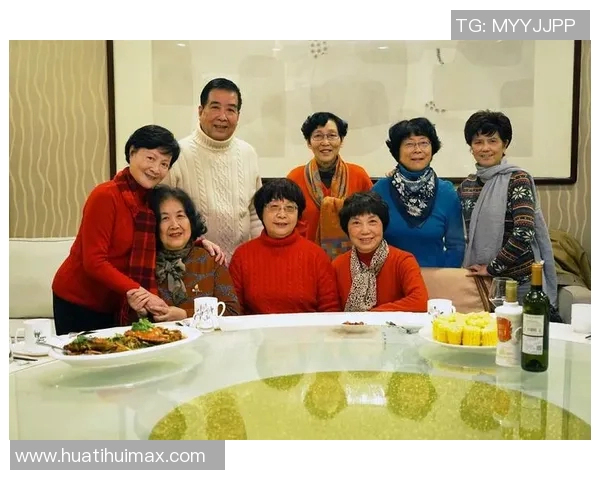 老友重聚费迪南德与范佩西维迪奇共享美好时光合影温馨回忆